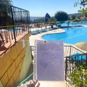 izmirde belediyeye ait yuzme havuzunun muhru kirilarak yeniden acilmasi tartisma yaratti FUfPsGBN