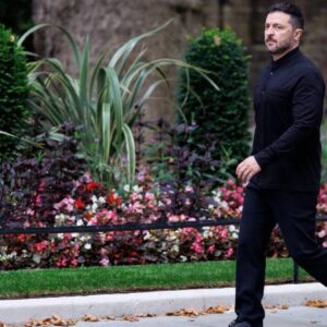 zelenski trump ile gorusmek uzere washingtona ulasti umarim amerika ve avrupali dostlarimizla ortak gucumuz rusyayi barisa zorlar vr53Mg1j