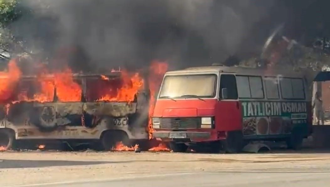 alev alev yanan panelvandan geriye hurda yigini kaldi 7DeIbFbV