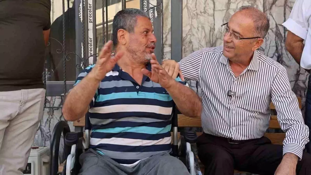 antakya belediye baskani yapar engelli vatandasa tekerlekli sandalye hediye etti stZBCwKa