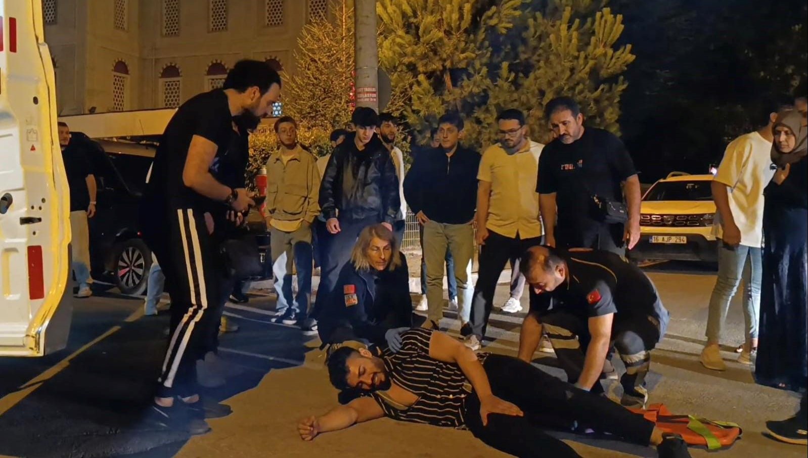 otomobille elektrikli bisiklet carpisti bisiklet surucusu agir yaralandi myO3WHZZ