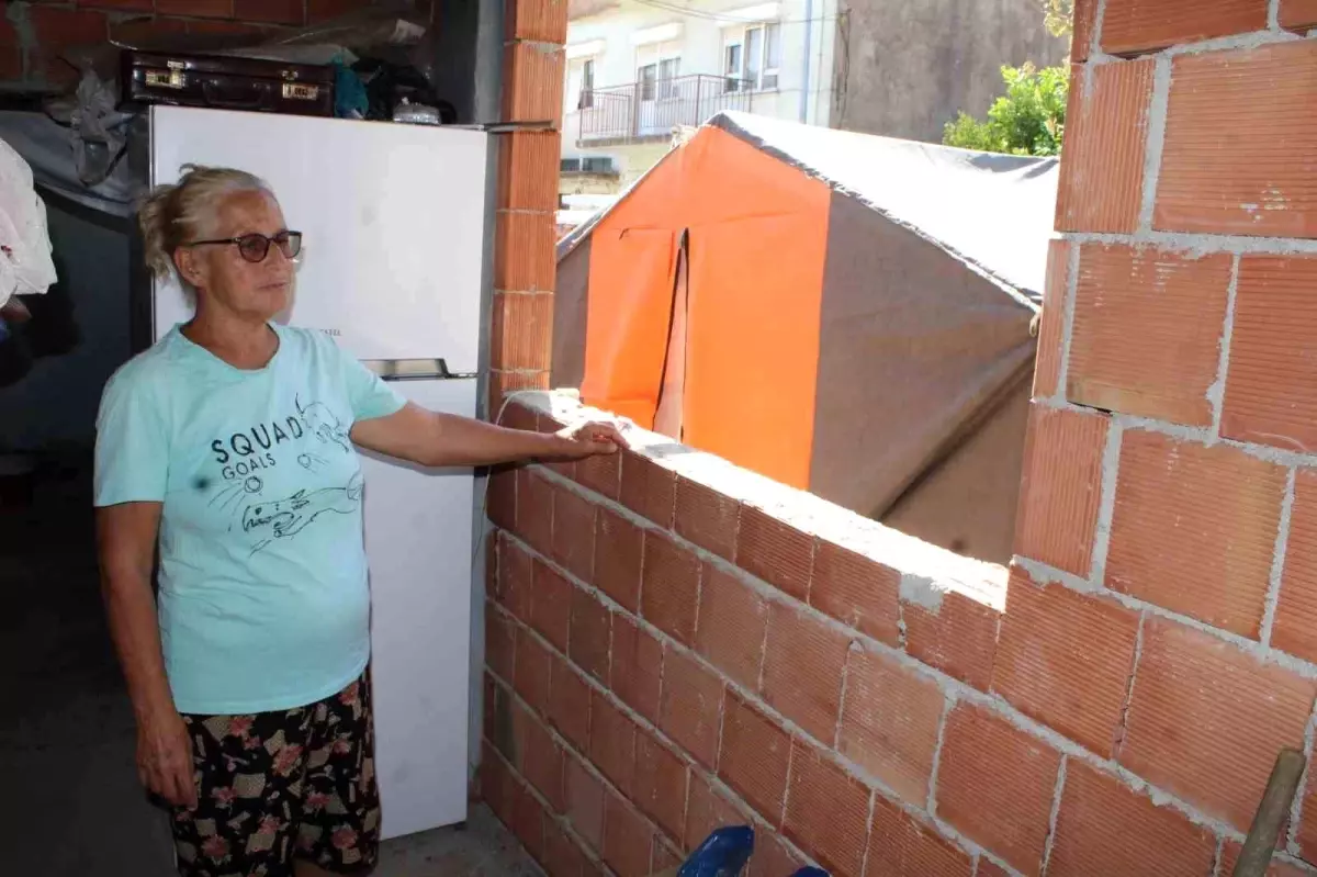 virane evde cadirda yasayan aydinli kadin yetkililerden yardim bekliyor jrlNc5gy