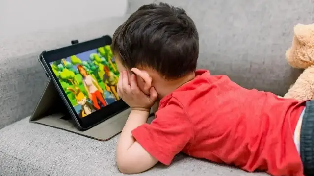 yogun ekran maruziyeti cocuklarin dil gelisimini olumsuz etkileyebiliyor VHbsY9m9