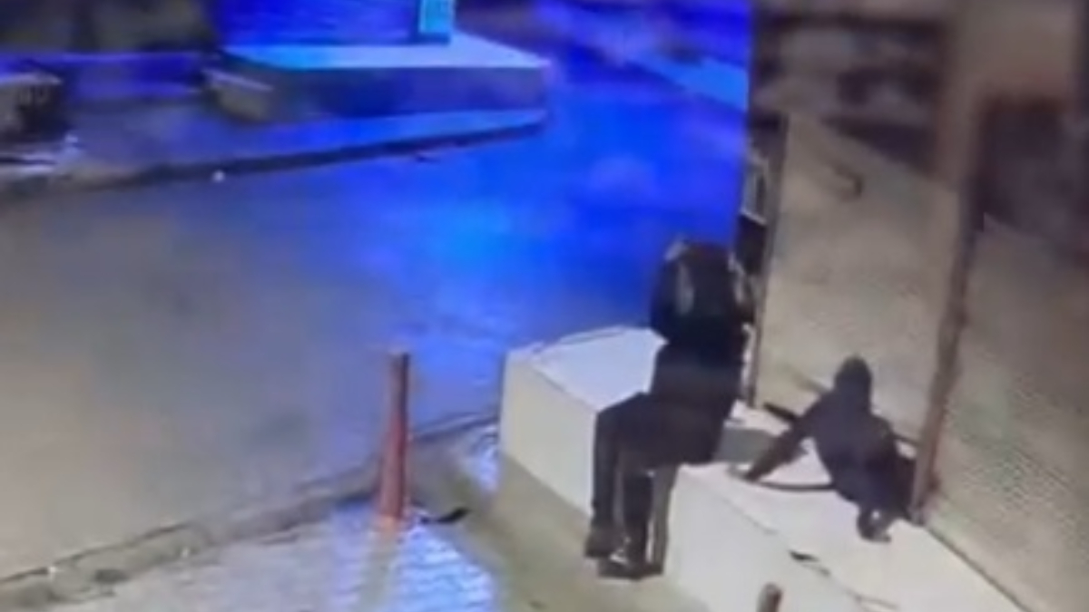 adanada kepengi aralayip surunerek dukkana girdi 25 cep telefonu caldi 6Q5IncFS.jpg