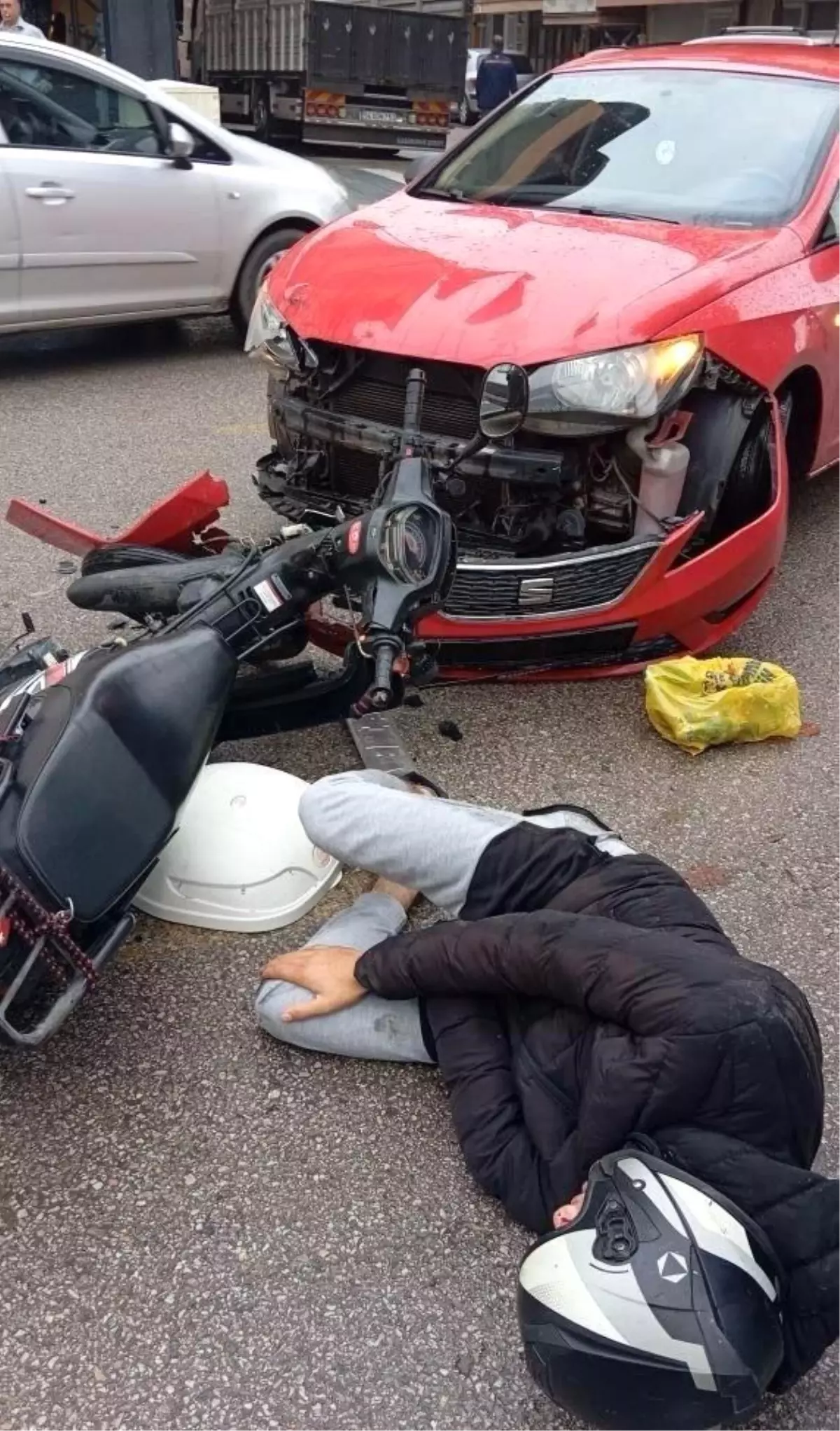 adapazarinda motosiklet ve otomobil kafa kafaya carpisti Fd1J2je7.jpg