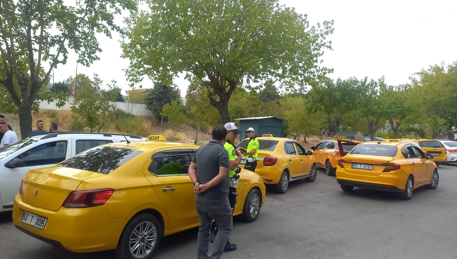 alanyada taksinin carptigi elektrikli bisikletin surucusu oldu eXKuwFre.jpg