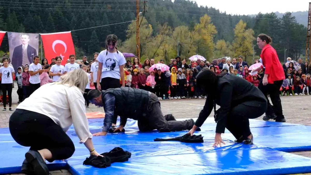 baba salim cakaldan fedakarlik yagmurda kizinin gosterisine destek K3b3stj3.jpg