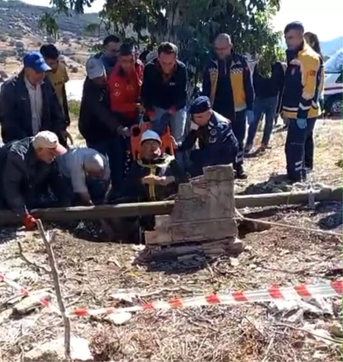 bucakta kuyuya dusen vatandas itfaiye ekipleri tarafindan kurtarildi x3xD6lWI.jpg