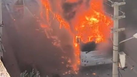 park halindeki ozel halk otobusu alev topuna dondu u67qttw7