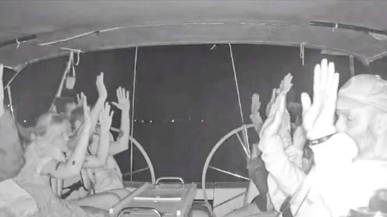 sumud aktivistine iskence yerde suruklendi zorla israil bayragi opturuldu Awi4NChq