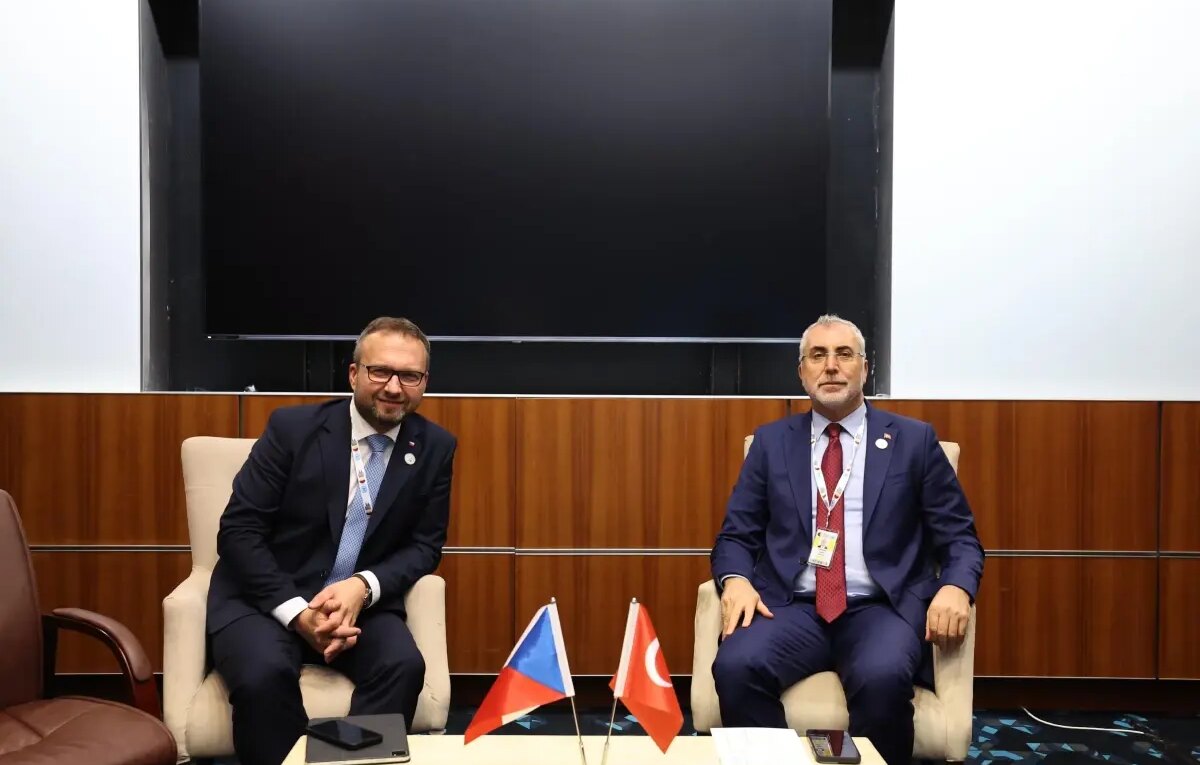 bakan isikhan katarda cek bakan ile fikir alisverisinde bulundu lnq8IWWG.jpg