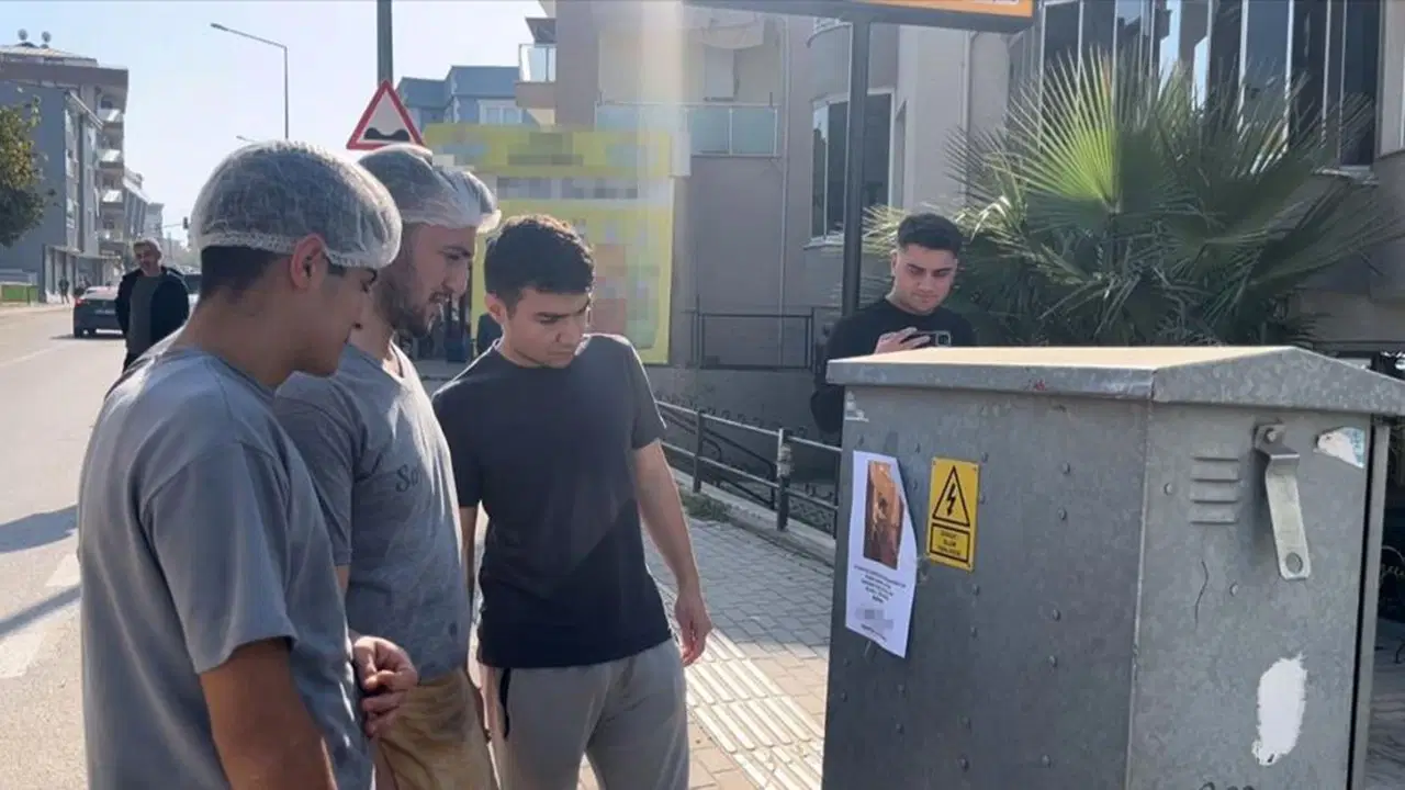 bursada kizlarinizi bu adamdan uzak tutun yazili afisler ortaligi karistirdi lG7pciIy.jpg