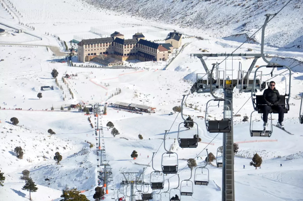 davraz kayak merkezinde kar makineleriyle sezon uzatilacak CtbkhGJh.jpg