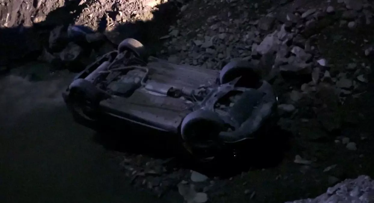 hakkaride kontrolden cikan otomobil dereye uctu 2 yarali i5MPEk56.jpg