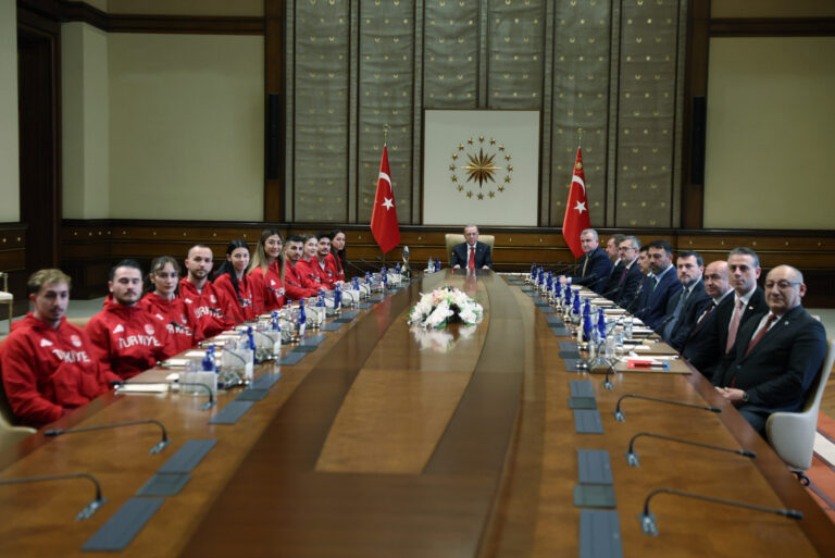 cumhurbaskani-erdogan-cesitli-branslardan-basarili-sporculari-kabul-etti-8Aanz5AK.jpg