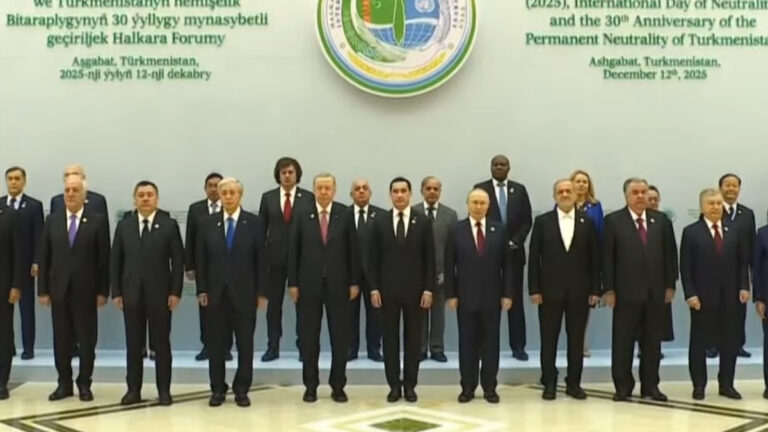 cumhurbaskani-erdogan-turkmenistanda-aile-fotografi-cekiminde-AMYkEtuk.jpg
