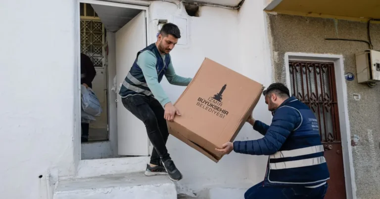 izmir-buyuksehirin-kis-destek-paketleri-ulastiriliyor-cmDmcYEC.webp