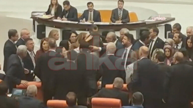 tbmmde-gerilim-chp-ve-ak-partili-vekiller-arasinda-arbede-yasandi-NJNdI4sC.jpg