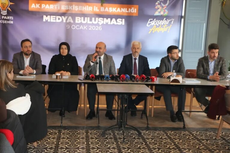 albayraktan-gazetecilere-kutlama-ve-su-kesintisi-elestirisi-43Bie2jp.jpg