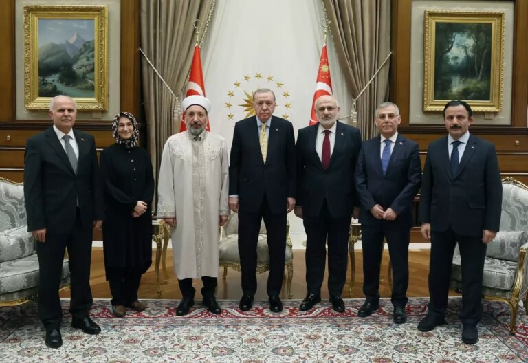 cumhurbaskani-erdogan-diyanet-isleri-baskani-arpagusu-kabul-etti-49Ol7A1v.jpg