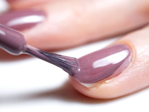 “Zombi Parmak” Sorununa Çözüm: İletken Oje İle Teknoloji ve Kozmetik Bir Arada