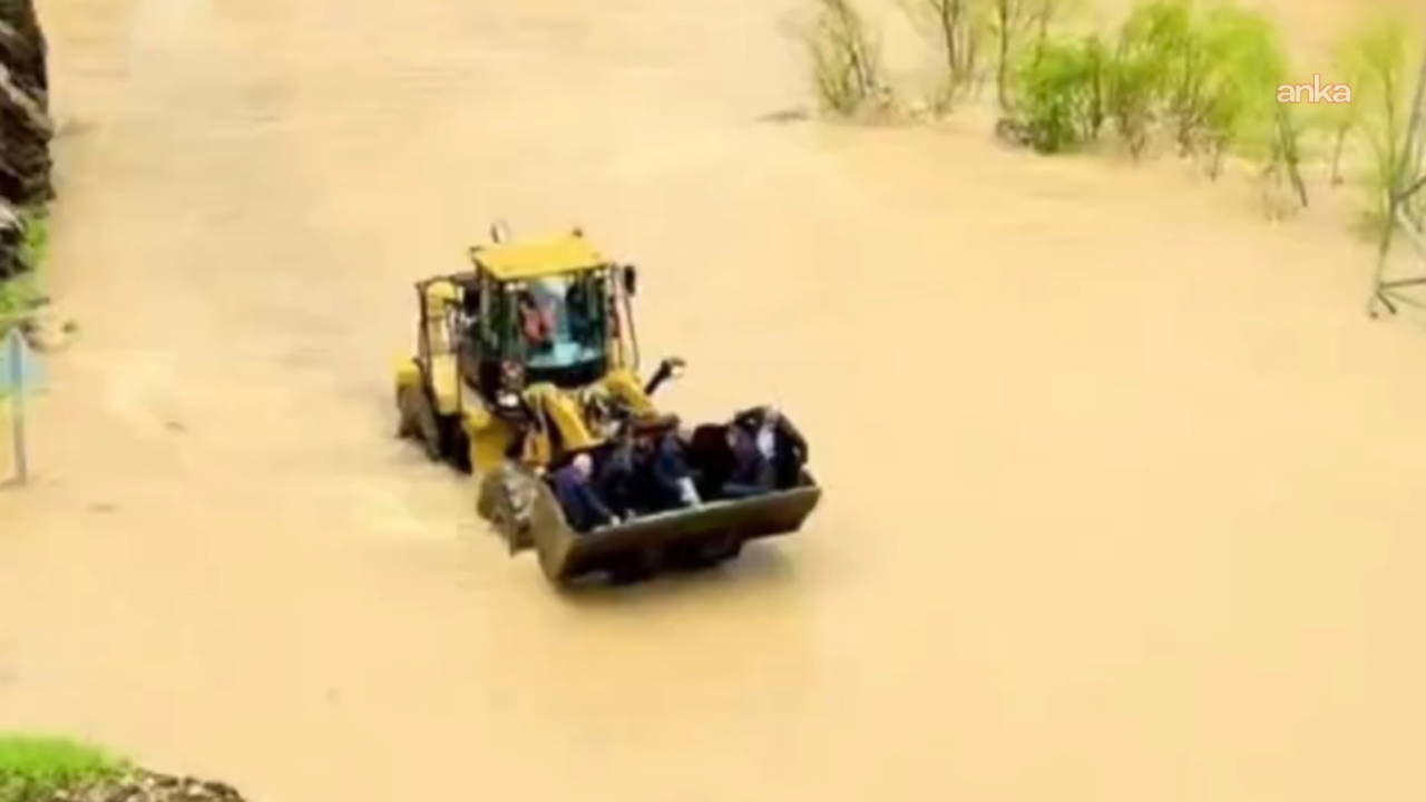 Hakkari’de Taşkın Nedeniyle Kapalı Yol, Cenaze Kepçeyle Taşındı
