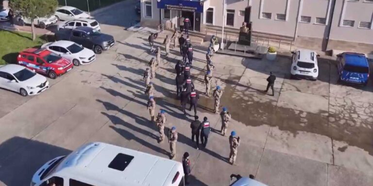 30-ilde-narkotik-operasyonu-122-kisi-tutuklandi-yuzlerce-kilo-uyusturucu-ele-gecirildi-CVqV3mbn